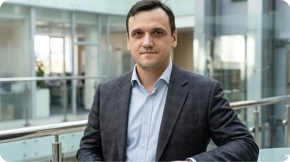 Руководитель в деловом костюме в офисе